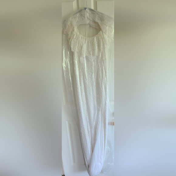 Le Chateau White Gown - Picture 3 of 8